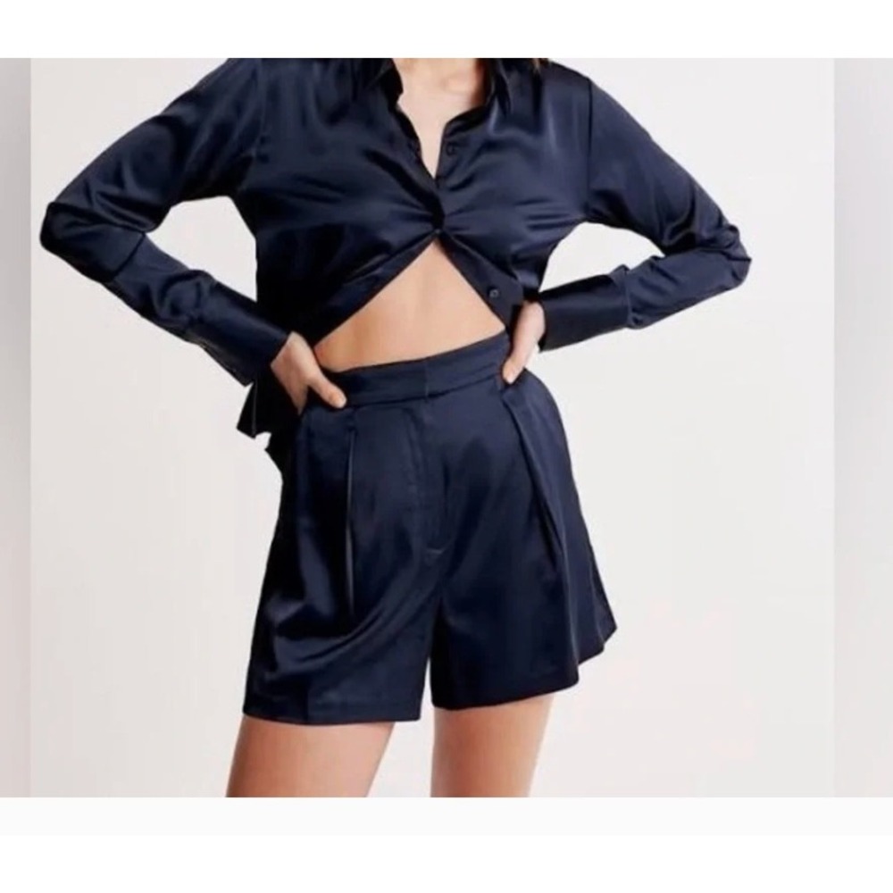 Abercrombie & Fitch Navy Blue Satin‎ High Rise Pleated Shorts Large